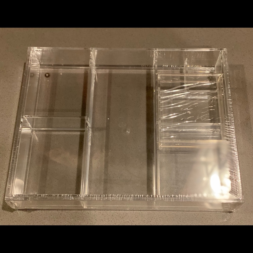 Brand new woman’s clear jewelry storage case